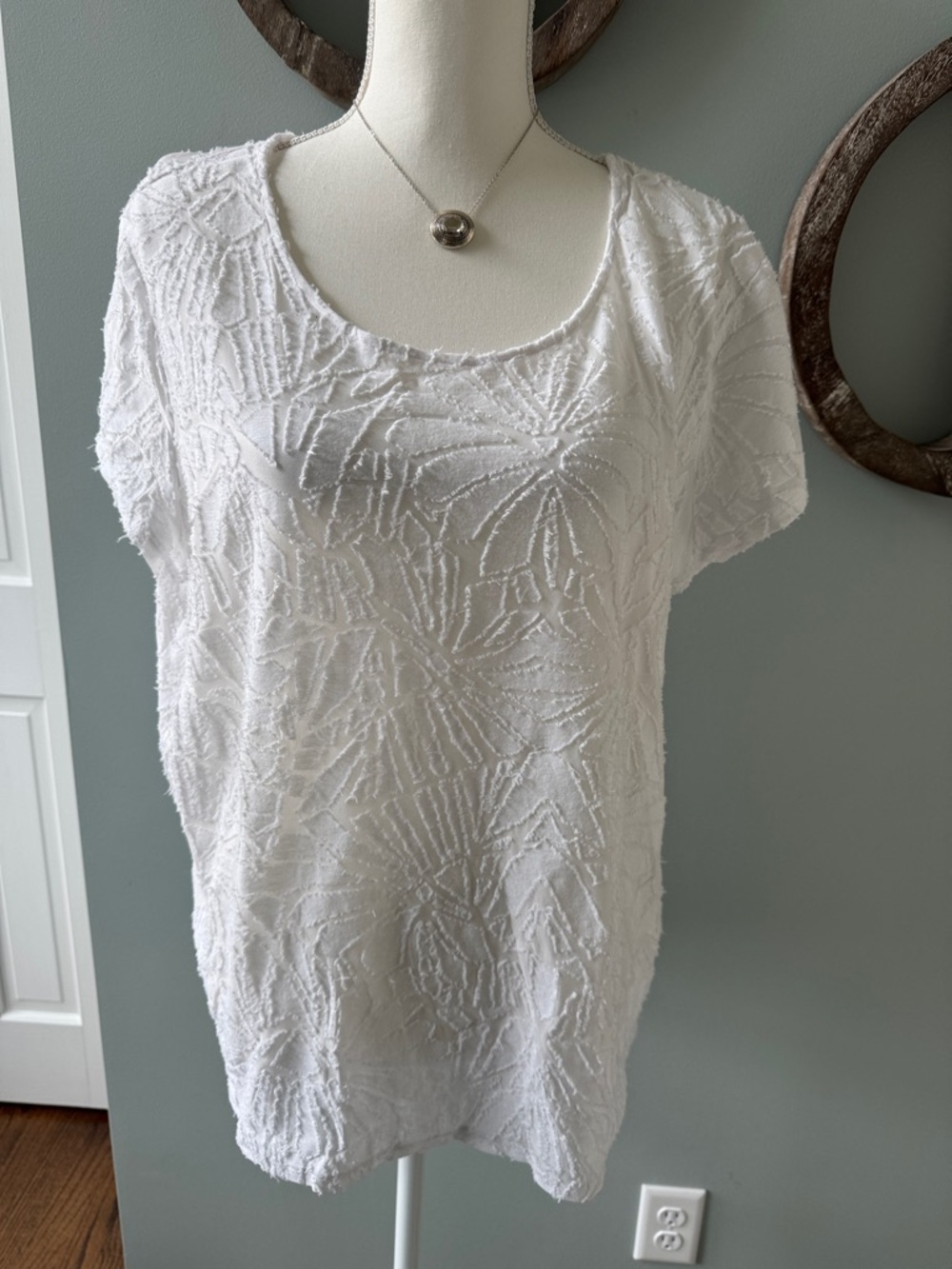 Chico's White Textured Scoop-Neck Short Sleeve Top. Size 3 or XL